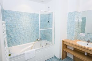 Salle de bain Chambre Prestige - Hôtel *** Le Chalet à Ax les Thermes en Ariège Pyrénées