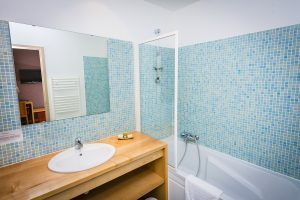 Salle de bain Chambre Junior Prestige - Hôtel *** le Chalet à Ax les Thermes en Ariège Pyrénées