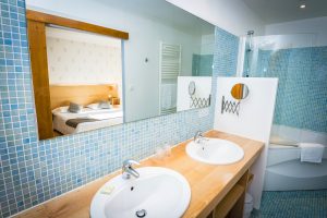 Salle de bain Chambres Communicantes - Partie parents - Hôtel *** Le Chalet à Ax les Thermes en Ariège Pyrénées